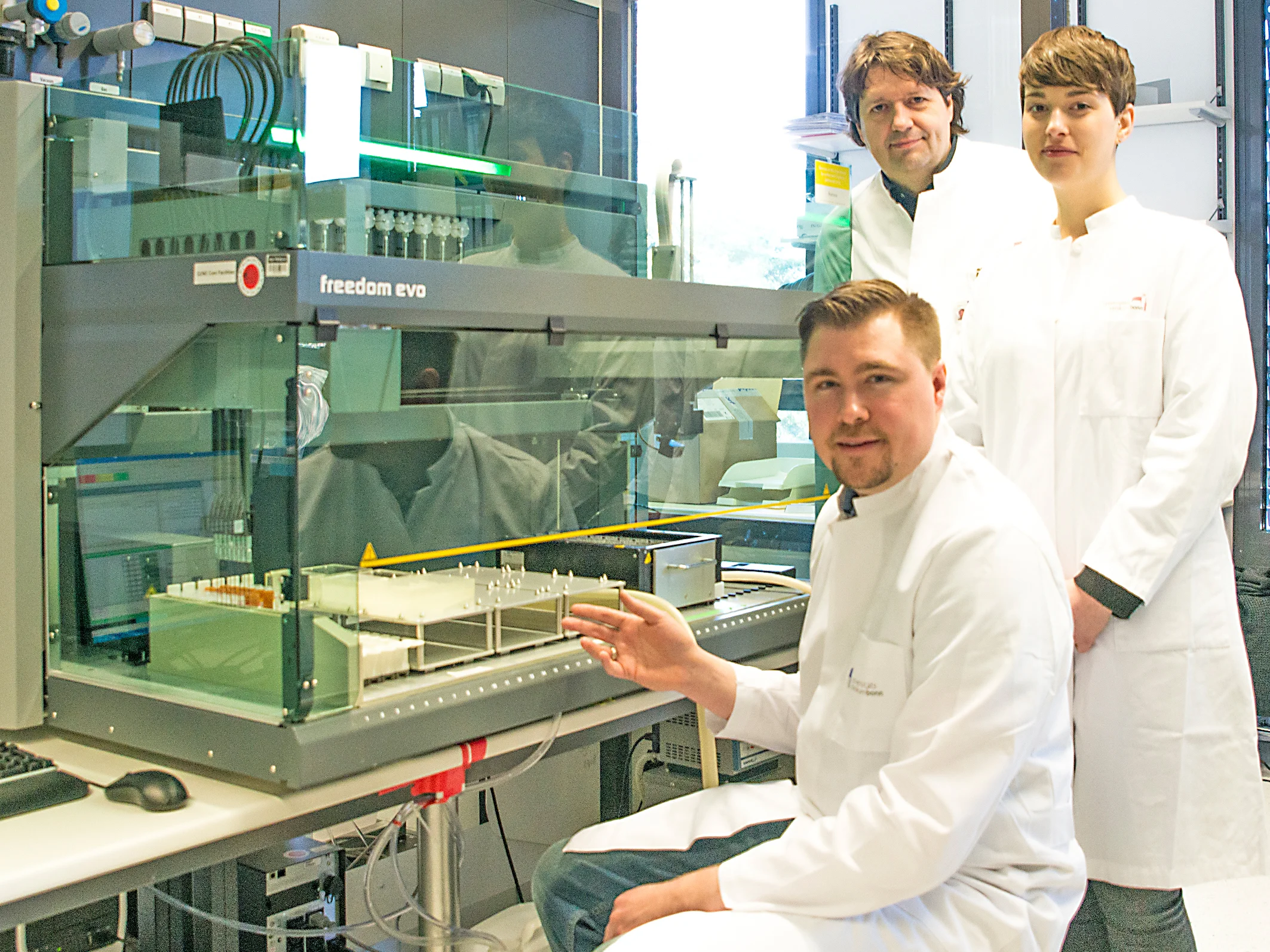 Das Forscherteam am Pipettierroboter