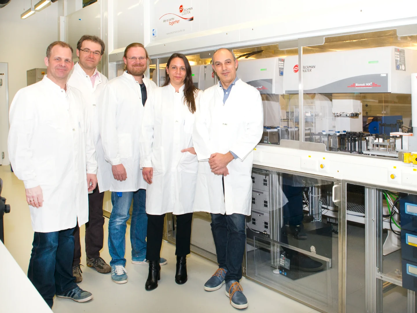 An der Robotikanlage zur vollautomatisierten Testung von Wirkstoffen