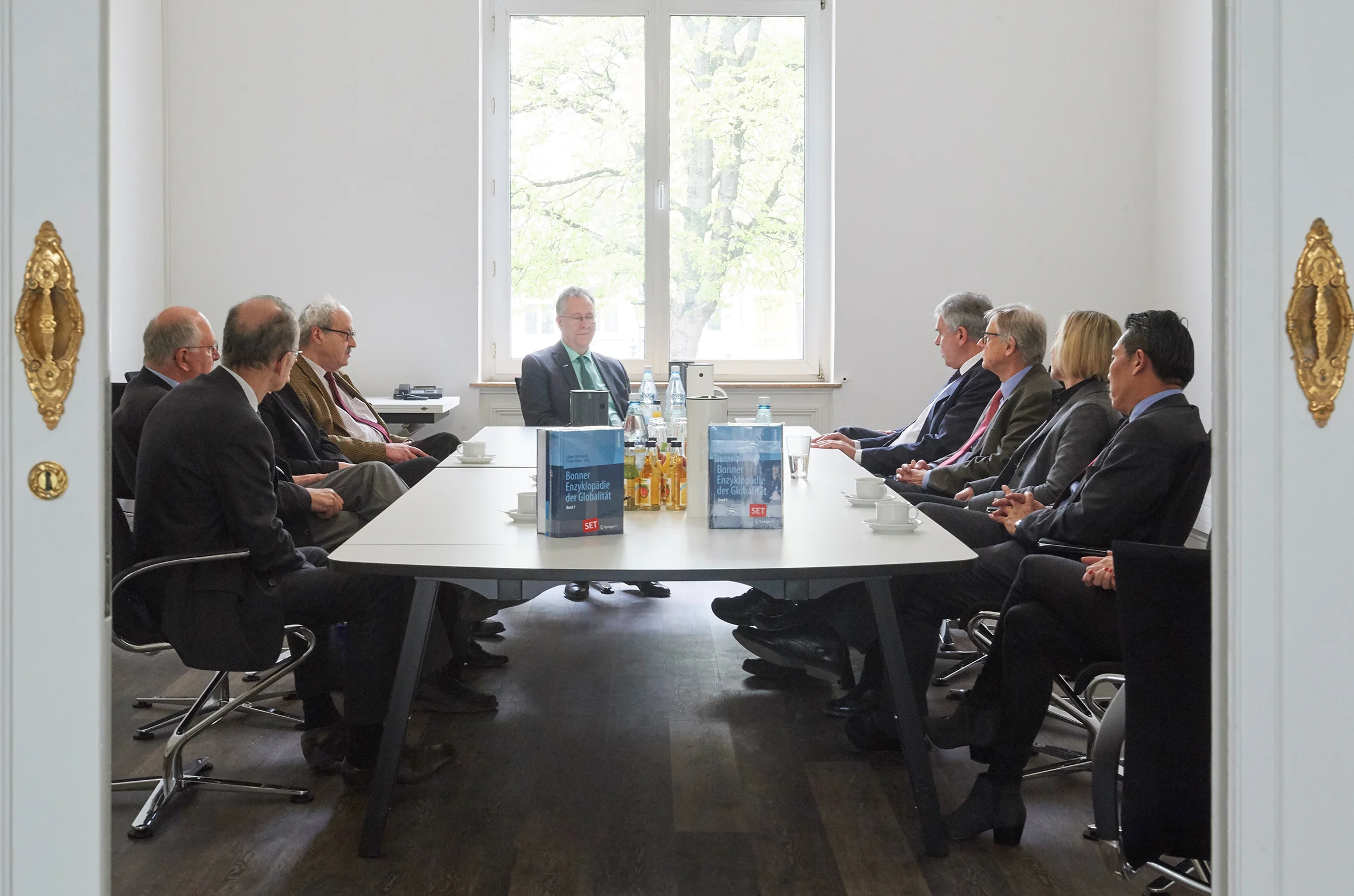 Im Besprechungsraum des Rektors: