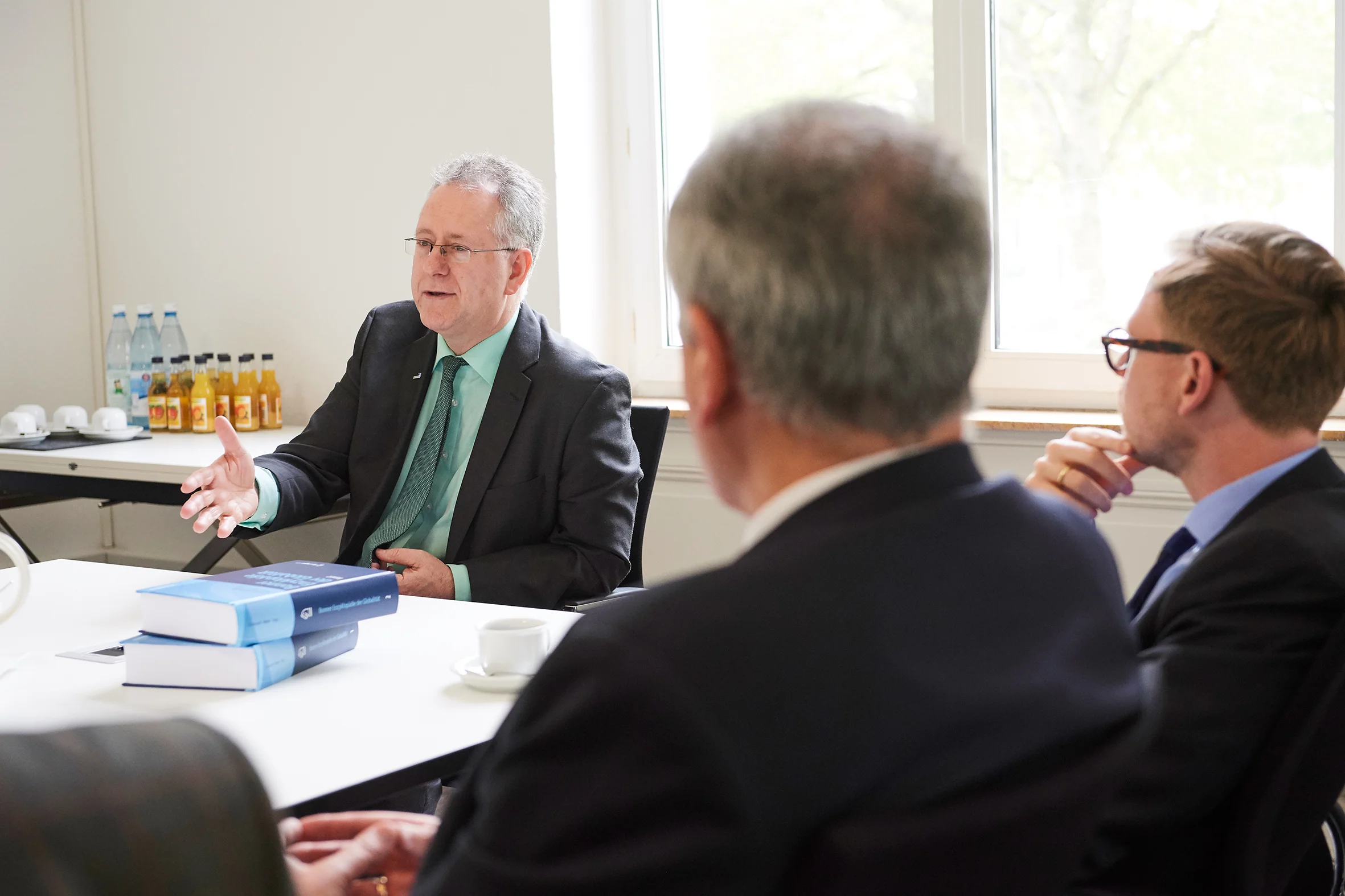 Unirektor Prof. Dr. Michael Hoch (links)