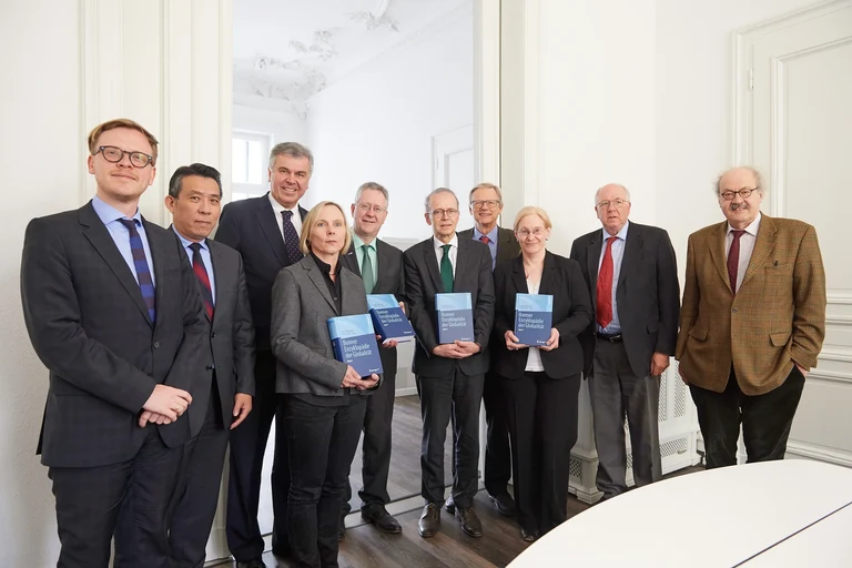 Unirektor Prof. Dr. Michael Hoch (Mitte)