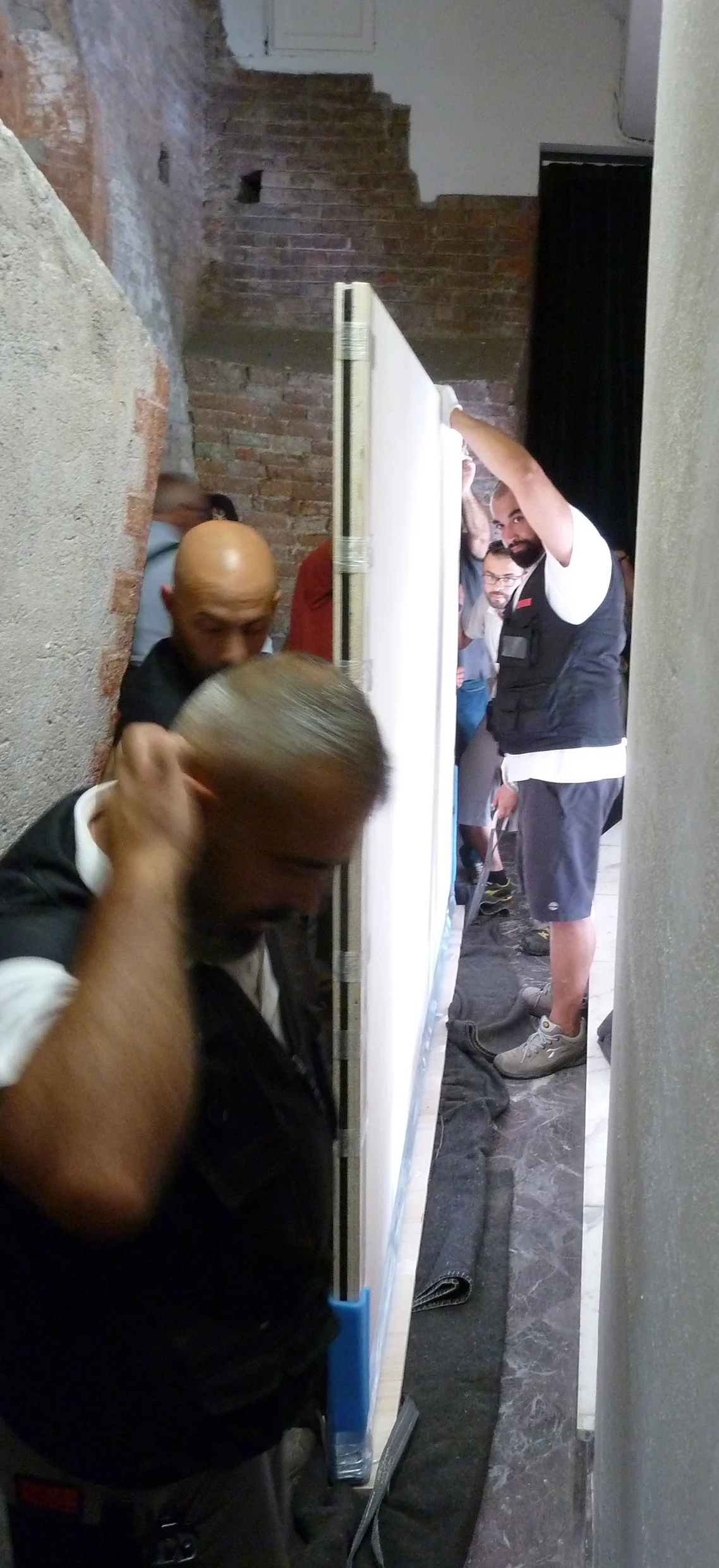 Der Transport in den engen und verwinkelten Gängen