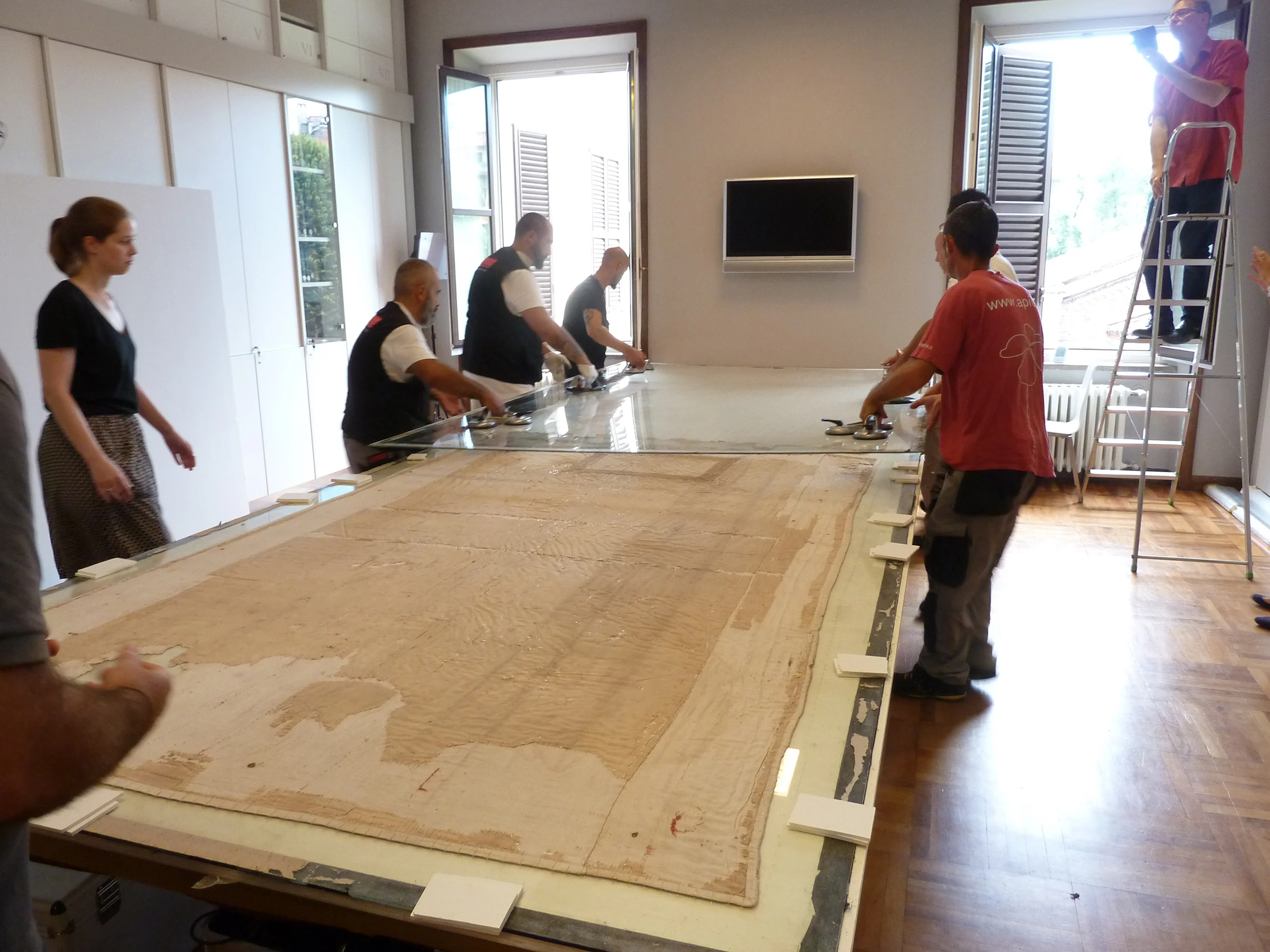 … und heben die schwere Platte zur Seite.