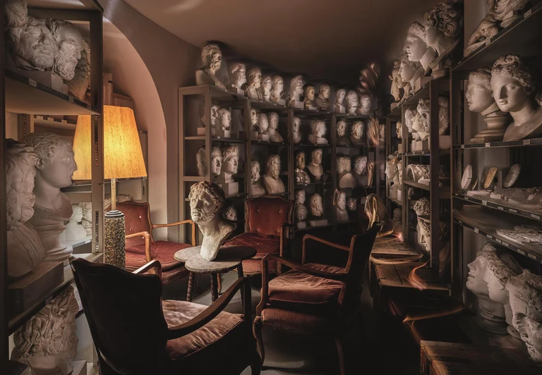 Umstrittene Büste auf dem Tisch: