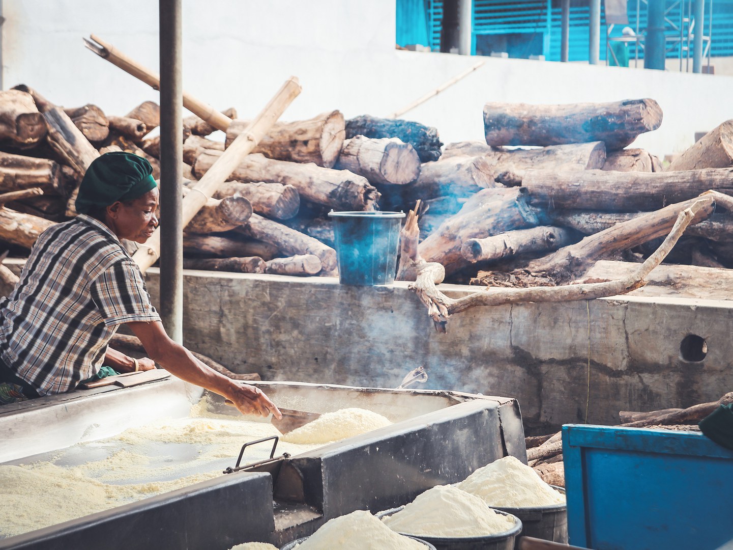 Trocknen von Maniokmehl in Ibadan, Nigeria: