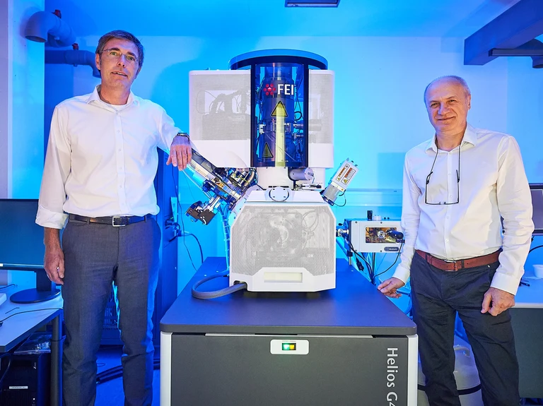 Am Elektronenmikroskop in der Pharmazie (von links):