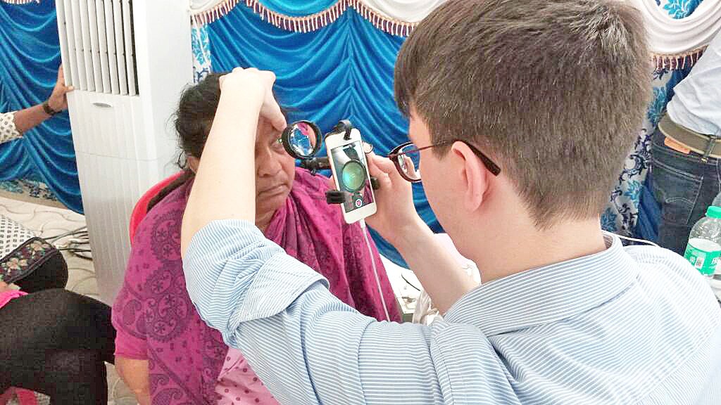 Augen-Screening mit umgerüsteten Smartphones in Indien: