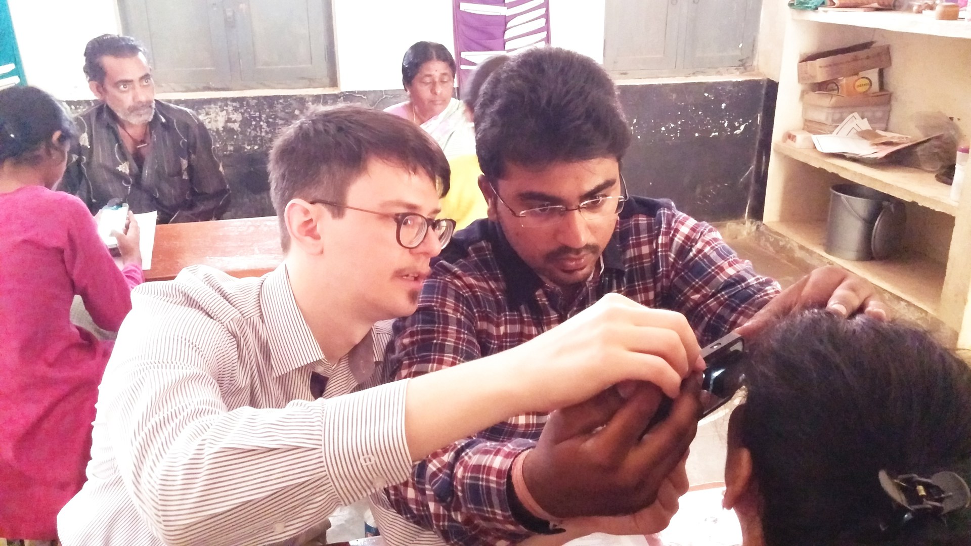 Augen-Screening mit umgerüsteten Smartphones in Indien: