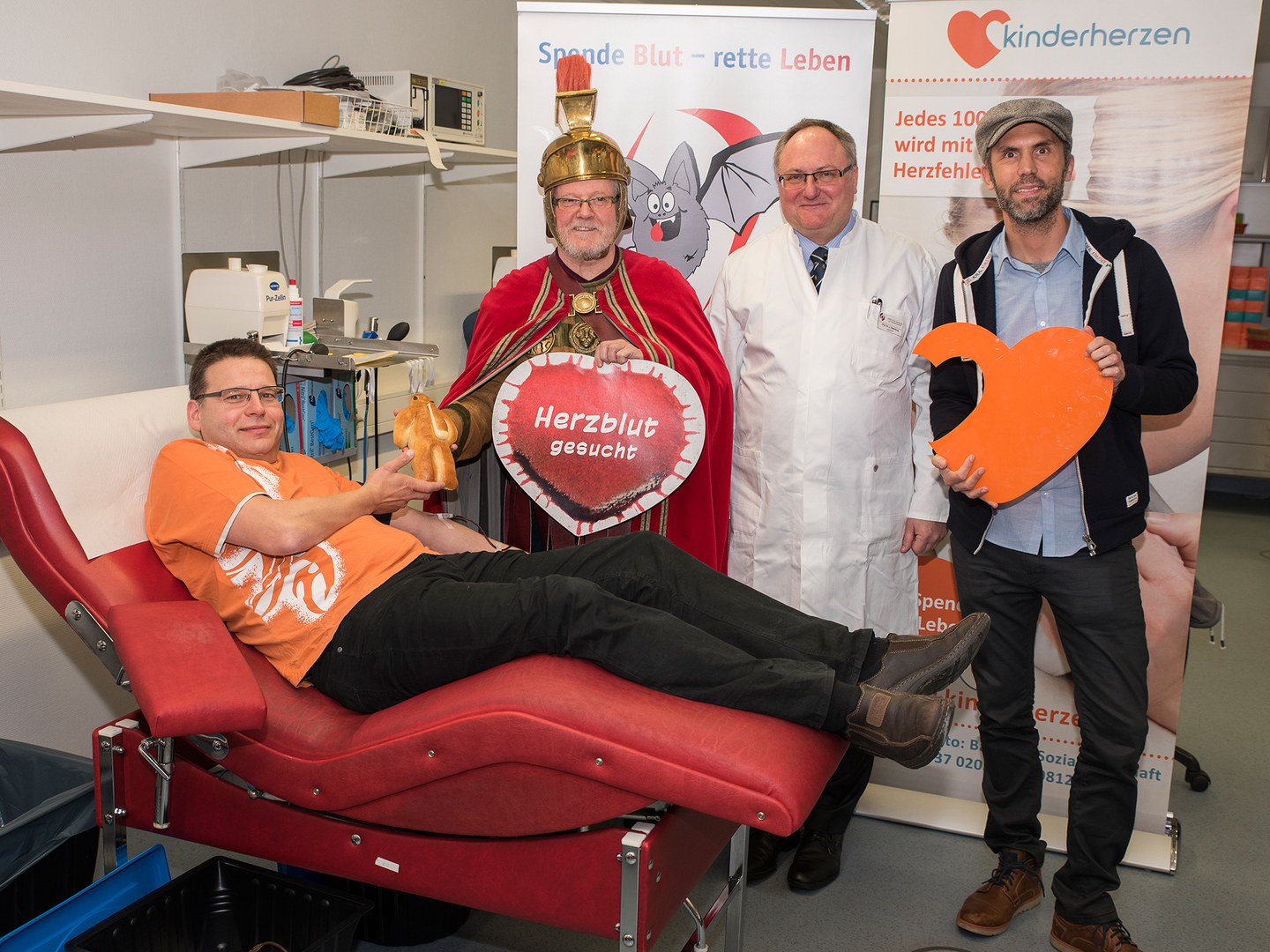 St. Martin besucht Blutspendedienst am Uni-Klinikum Bonn: