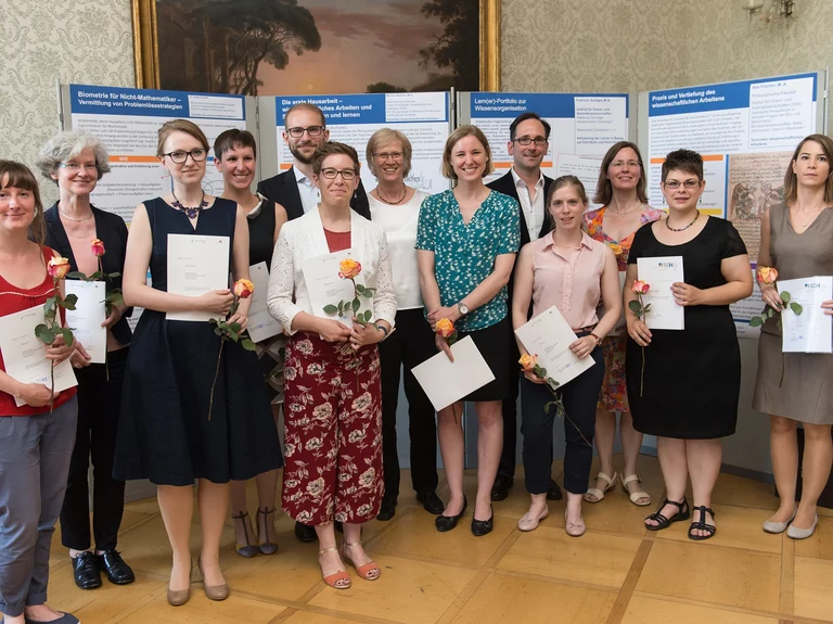 Die Prorektorin für Studium und Lehre, Prof. Dr. Karin Holm-Müller (Mitte),