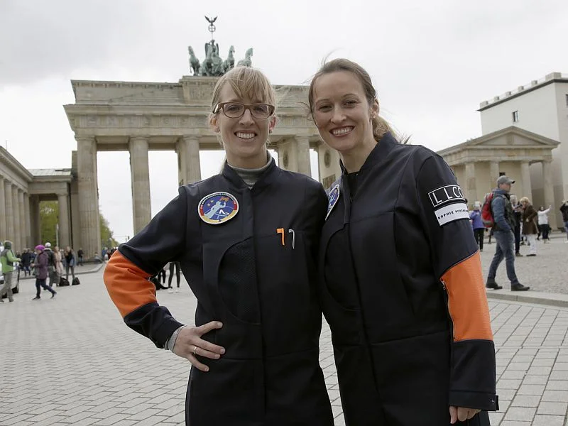 Die beiden angehenden Astronautinnen-Auszubildenden