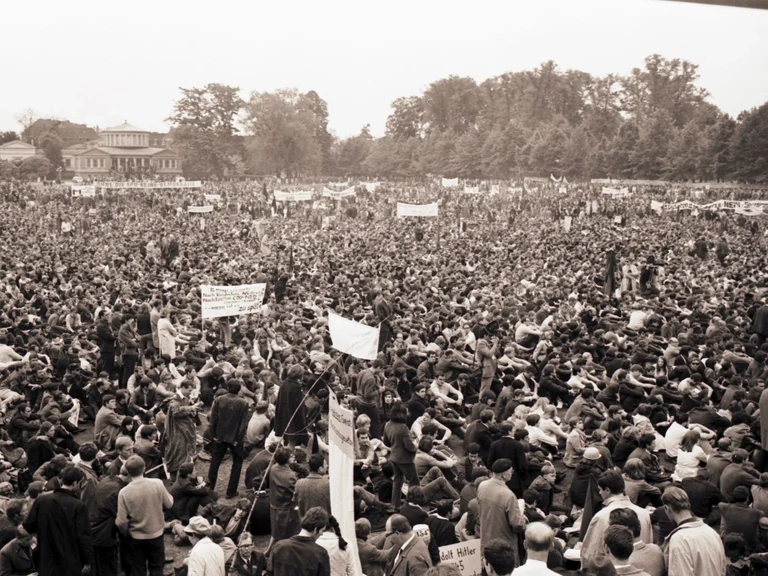 50.000 Menschen demonstrierten im Bonner Hofgarten am 11. Mai 1968.