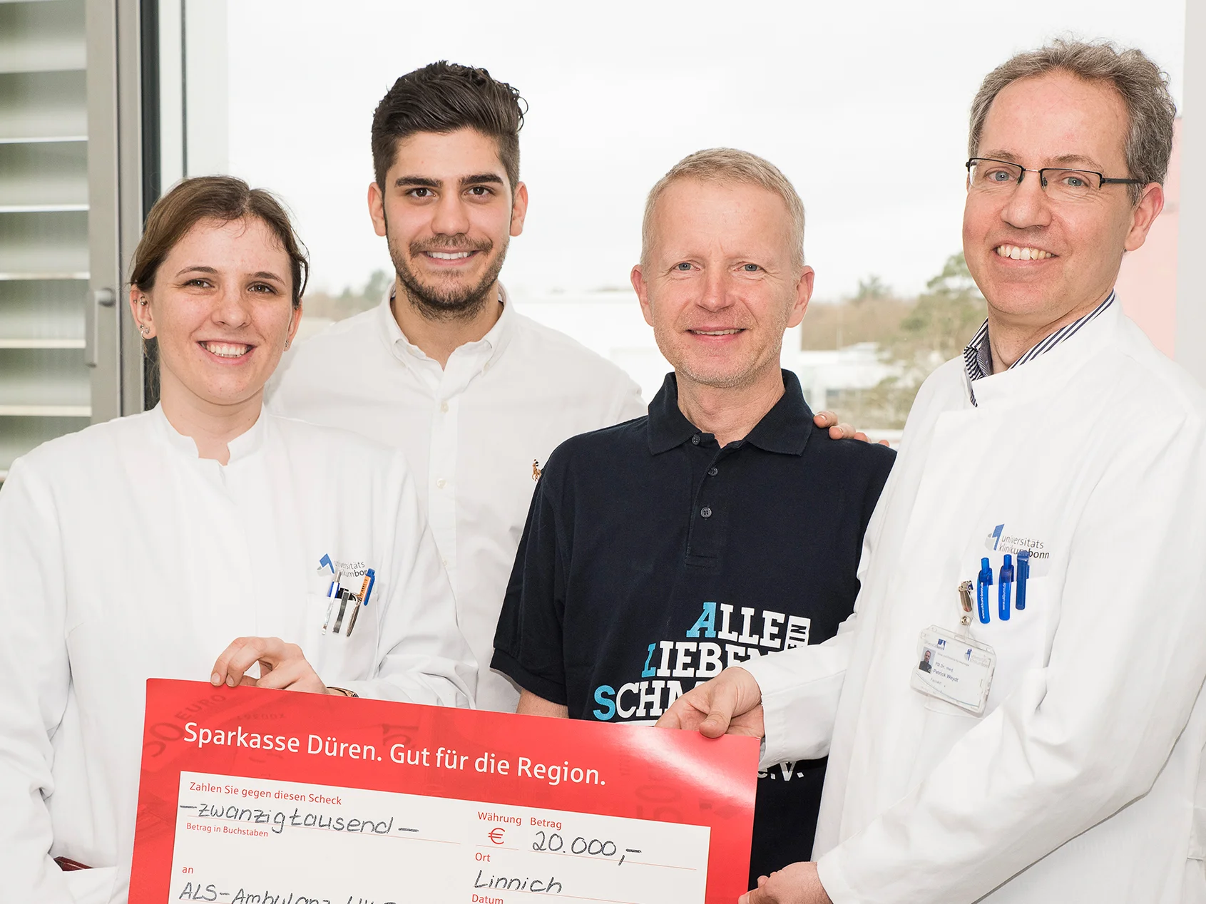 Mit 20.000 Euro unterstützt der Verein „Alle-Lieben-Schmidt“ die Versorgung von ALS-Patienten am Uni-Klinikum Bonn: