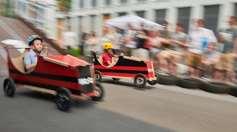 Beim Seifenkistenrennen