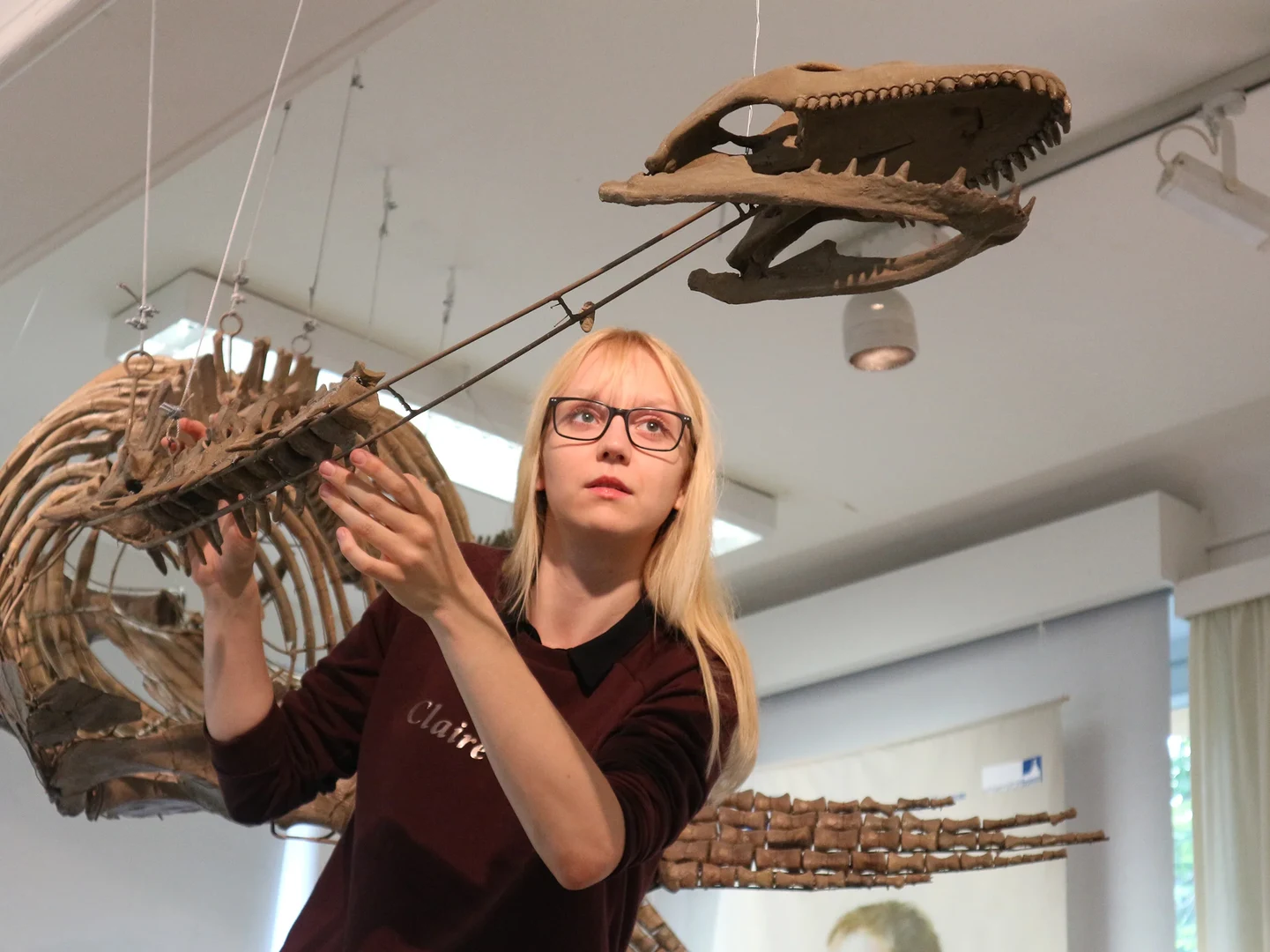 Corinna Fleischle mit dem Fossil eines Plesiosauriers