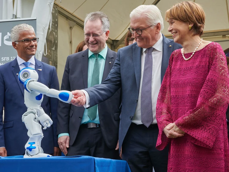 Naomi überzeugt den Bundespräsidenten