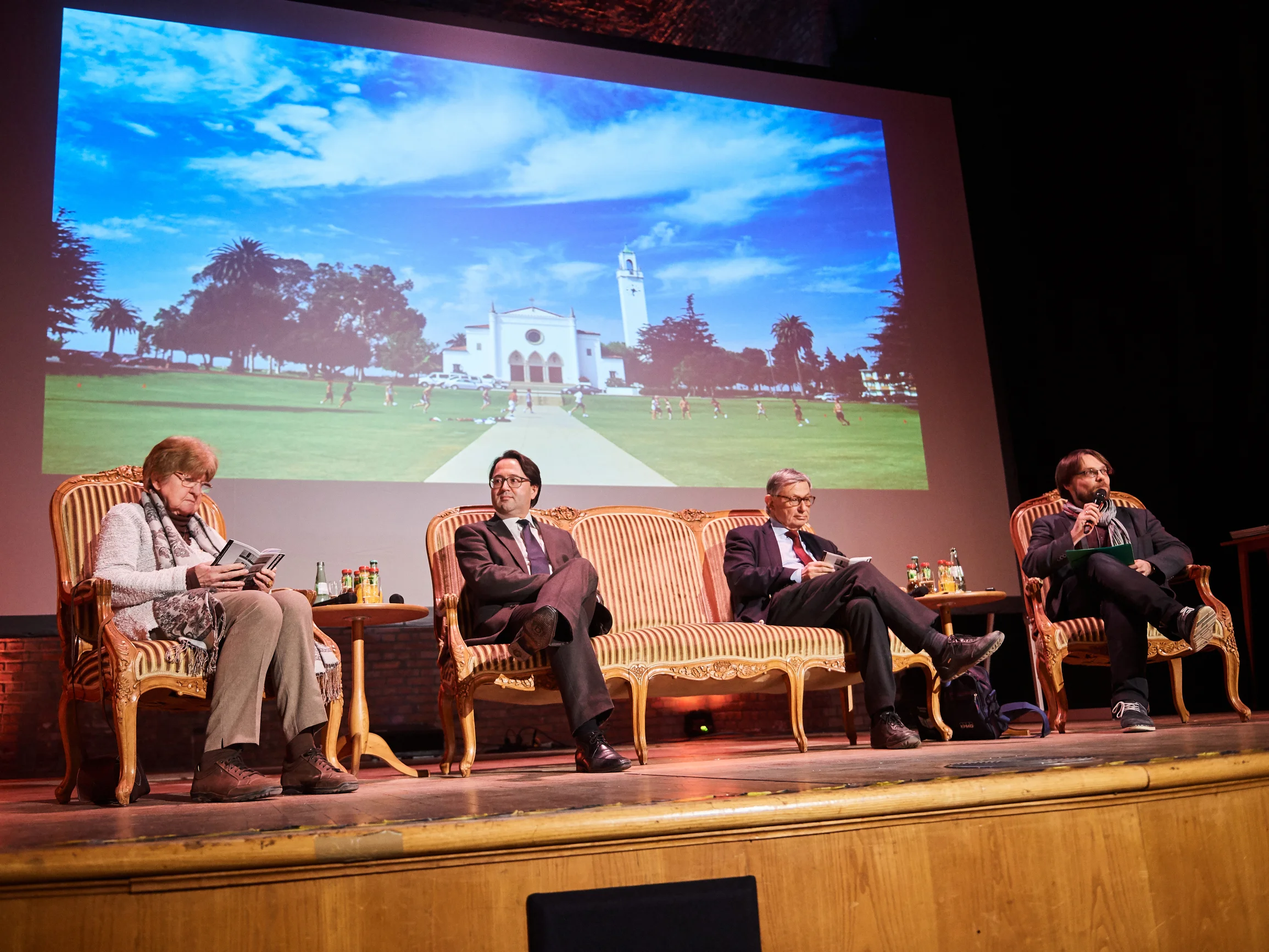 Auf dem Podium (von links):