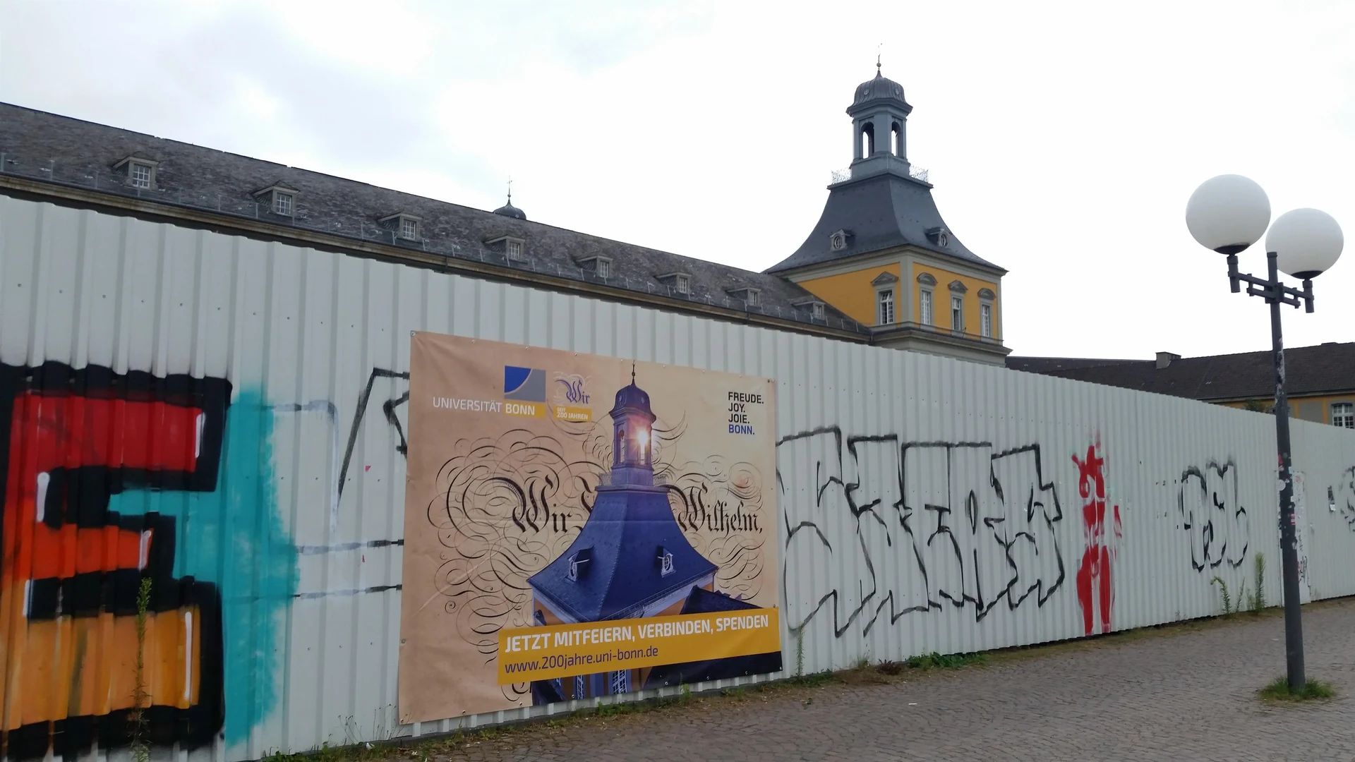 Bauzaun am Hauptgebäude