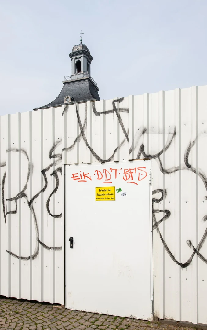 Bauzaun im Hofgarten (Hochformat)