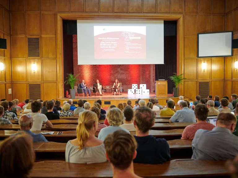 Das Spiel dauert 90 Minuten - wer rechnet da-mit?