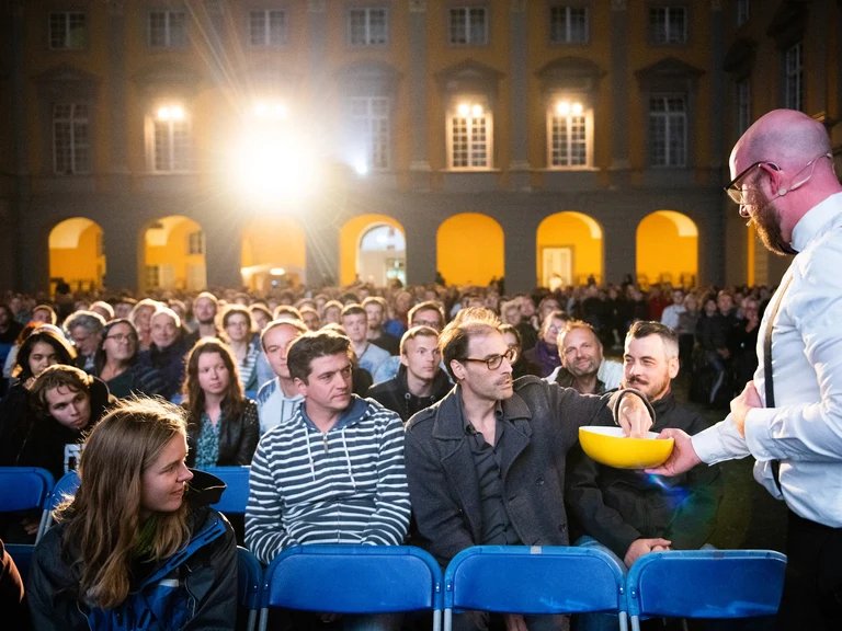 Zahlreiche Zuschauerinnen und Zuschauer