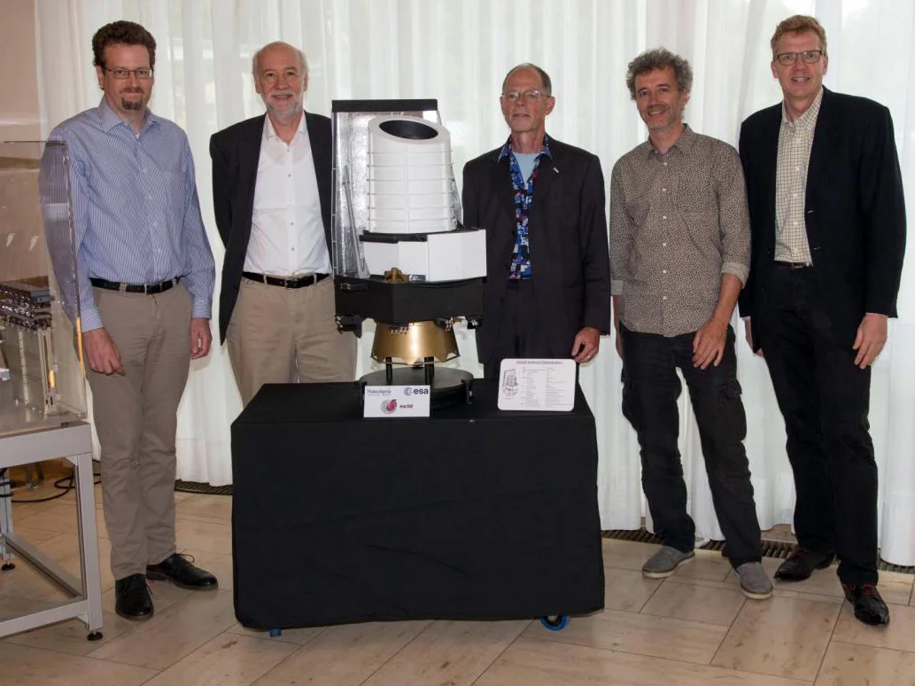 Am Modell des Euclid-Satelliten (von links):