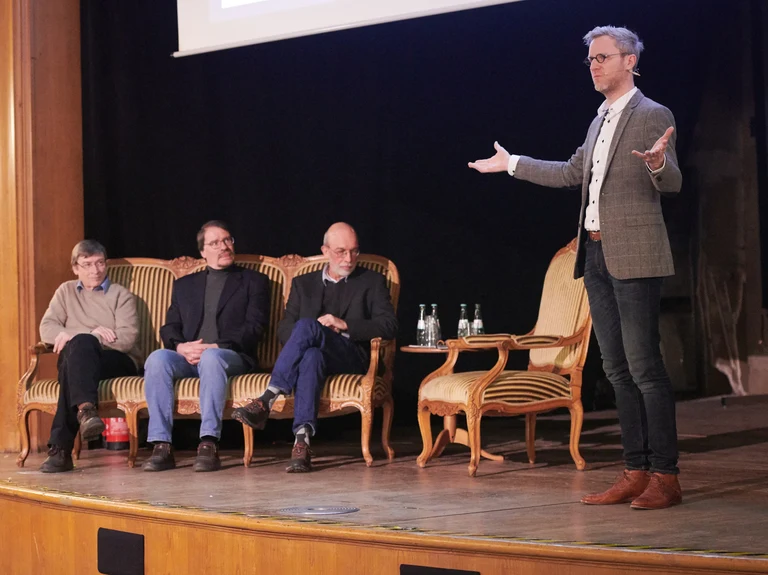 Auf der Bühne (von links):