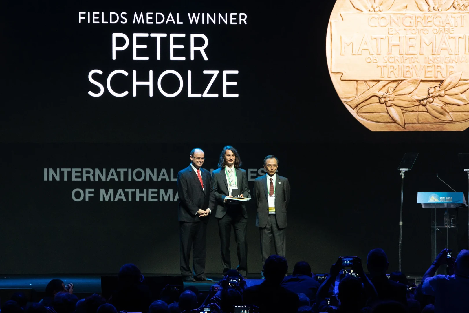 Jetzt ist es wahr: Peter Scholze hat die Fields-Medaille erhalten.