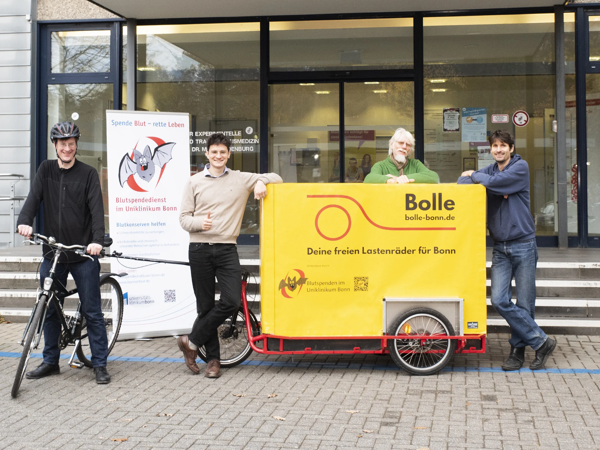 Bolle Team freut sich über neue Abdeckplane: