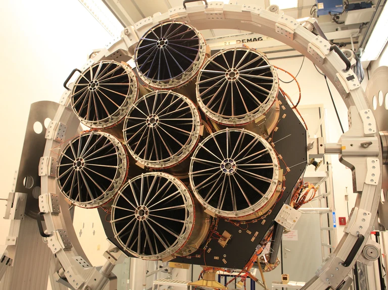 eROSITA verfügt über sieben „Röntgenaugen“,