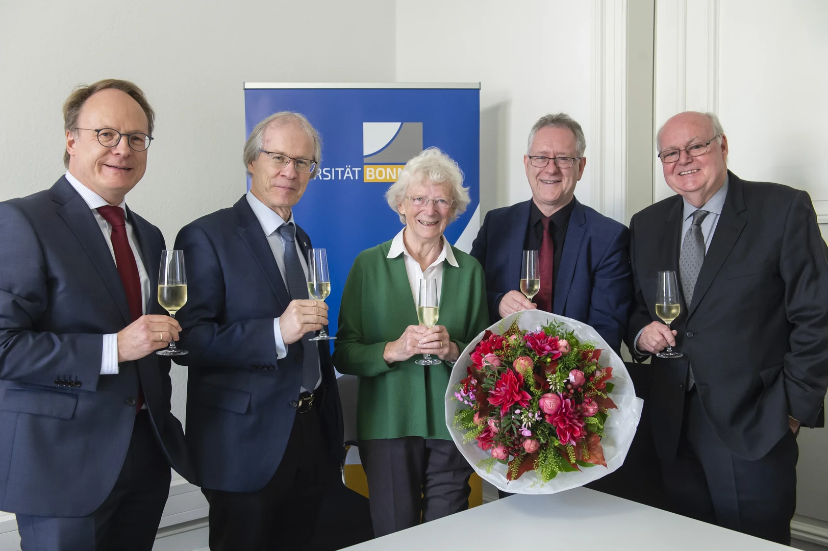 Anstoßen auf den neuen Stiftungsfonds