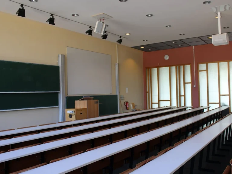 Leerer Hörsaal im Juridicum