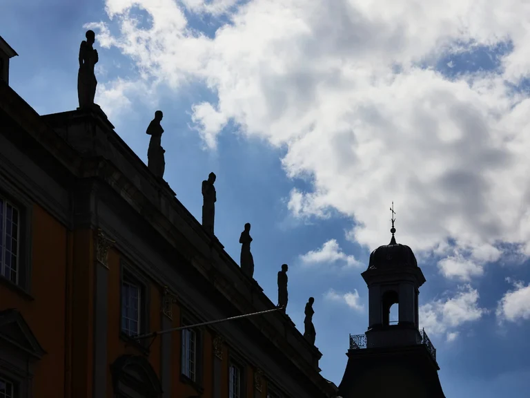 Auf dem Dach des Hauptgebäudes...