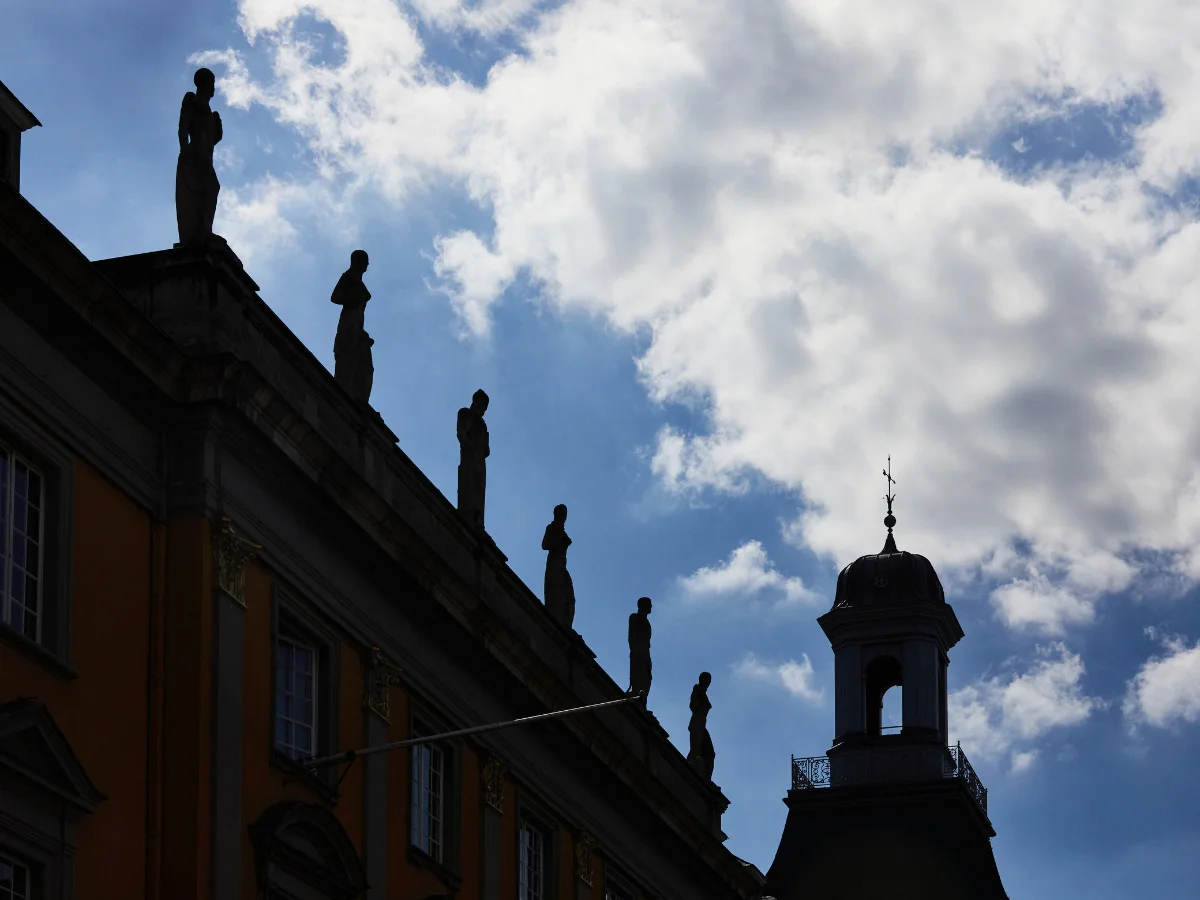 Auf dem Dach des Hauptgebäudes...