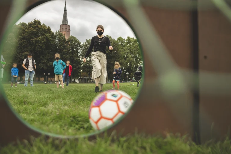 Beim fairen Torwandschießen während des Sustainable Septembers