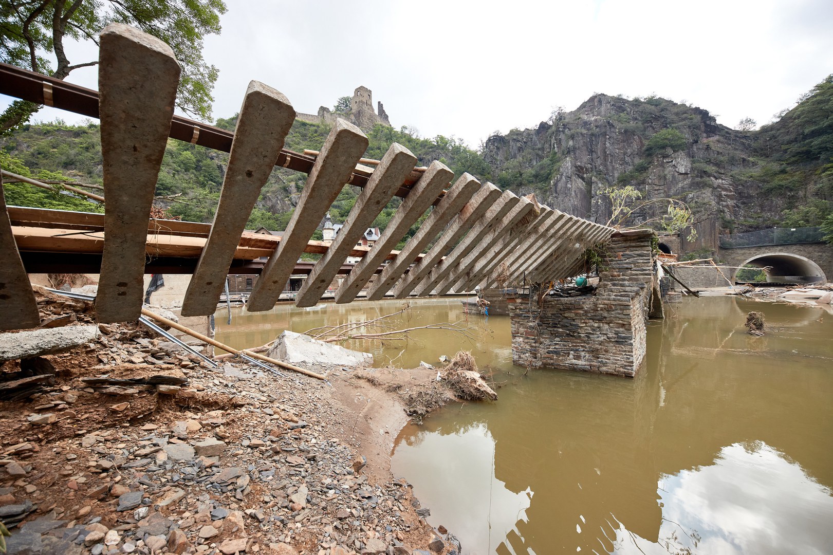 Eine zerstörte Brücke im Ahrtal