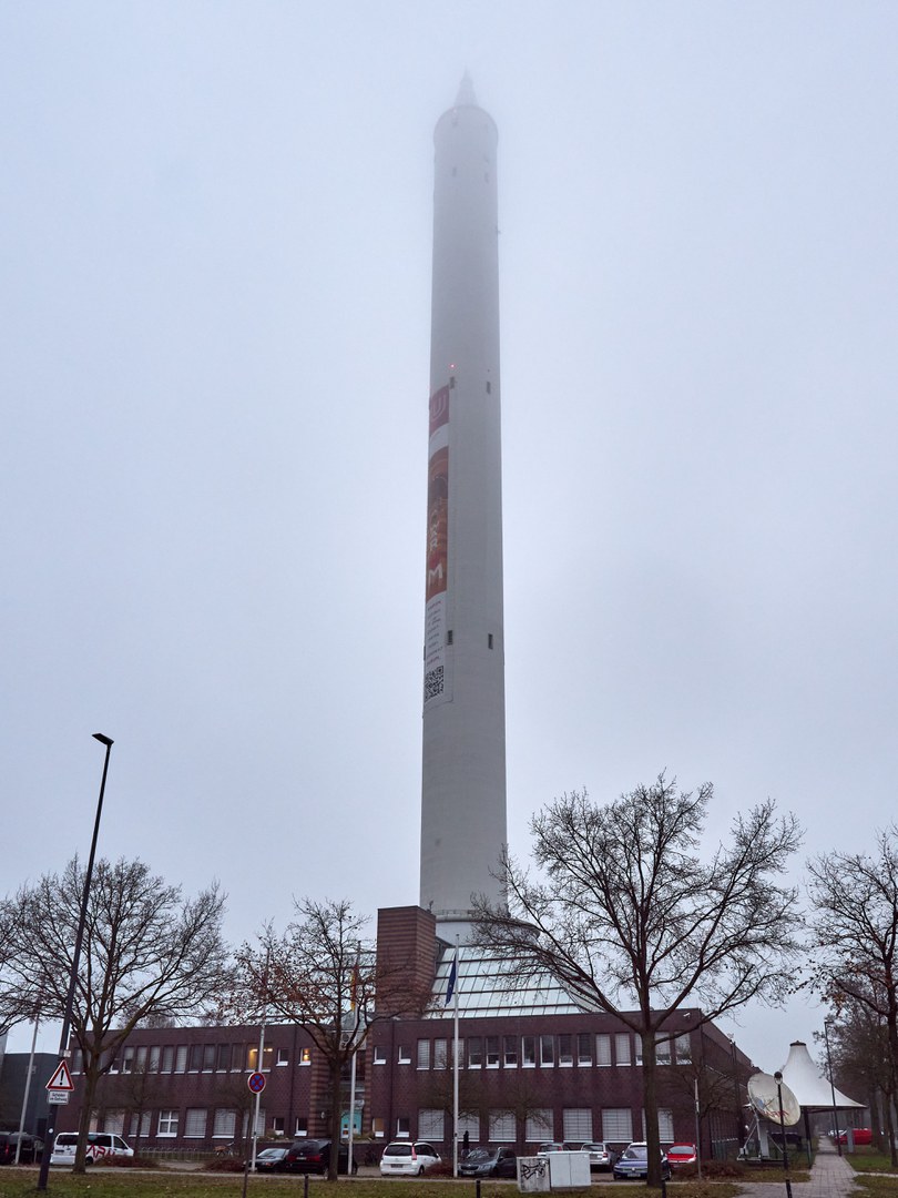 Inmitten von Bremen: der 120 Meter hohe Fallturm von außen.