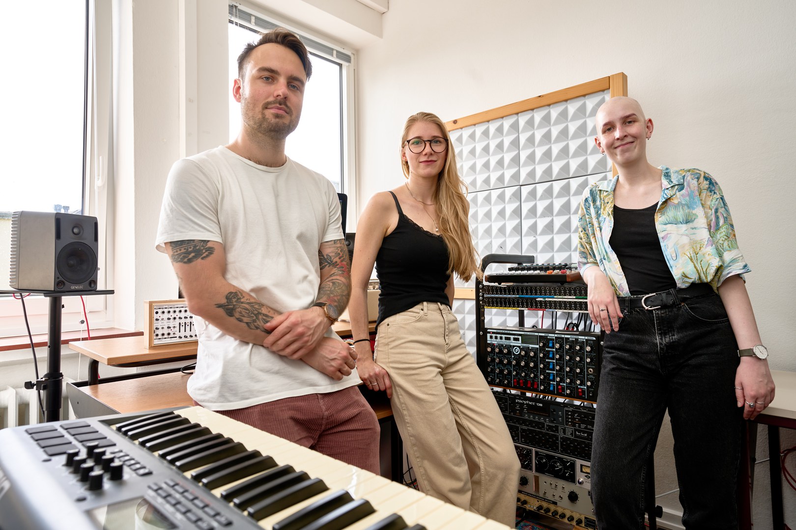 Max Alt mit Charlotte Koch und Lily Hußmann im Studio der Musikwissenschaft/ Sound Studies