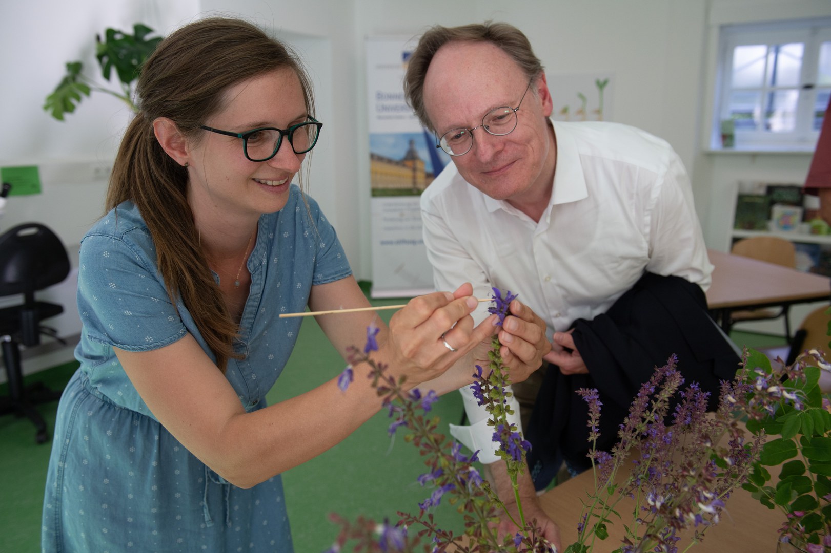 Bei der Pflanzenbestimmung: Lisabeth Hoff von der Lernwerkstatt und Prof. Dr. Rainer Hüttemann testen die Geräte und Angebote aus