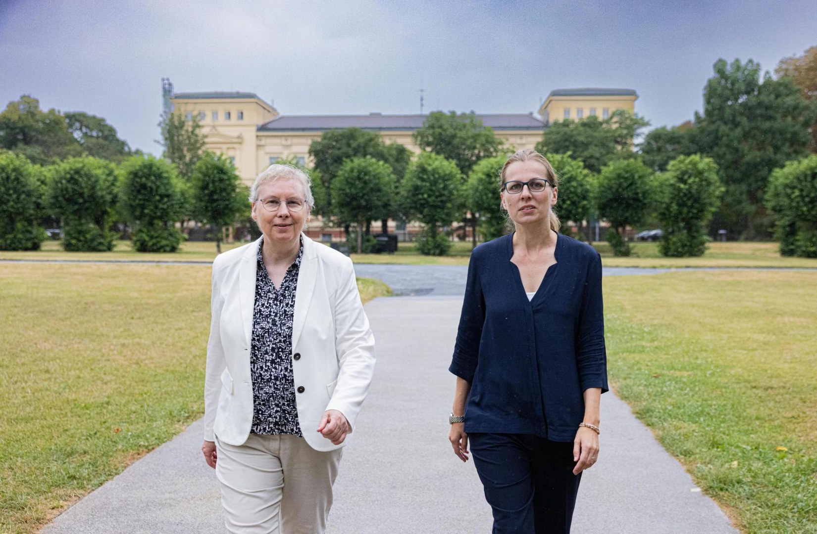 Prof. Dr. Irmgard Förster (links) ist Prorektorin für Chancengerechtigkeit und Diversität, Anna Hollstegge (rechts) leitet die Stabsstelle Chancengerechtigkeit und Diversität.
