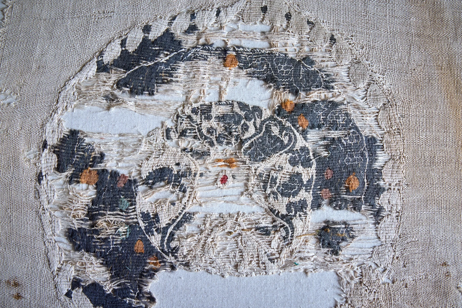 Außen Leinen, innen Wolle: Die Fehlstellen zeigen, wo in der Vergangenheit Stücke entfernt wurden.