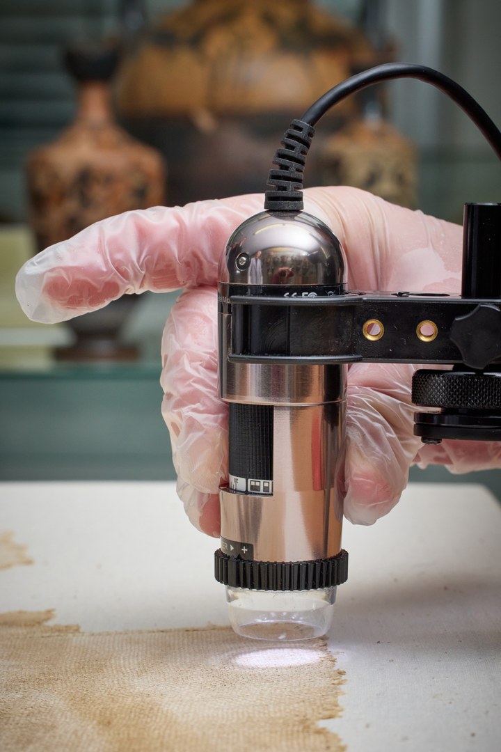 Mit dem Mikroskop werden kleinste Fragmente untersucht.