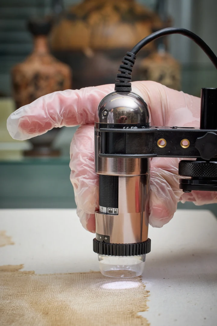 Mit dem Mikroskop werden kleinste Fragmente untersucht.