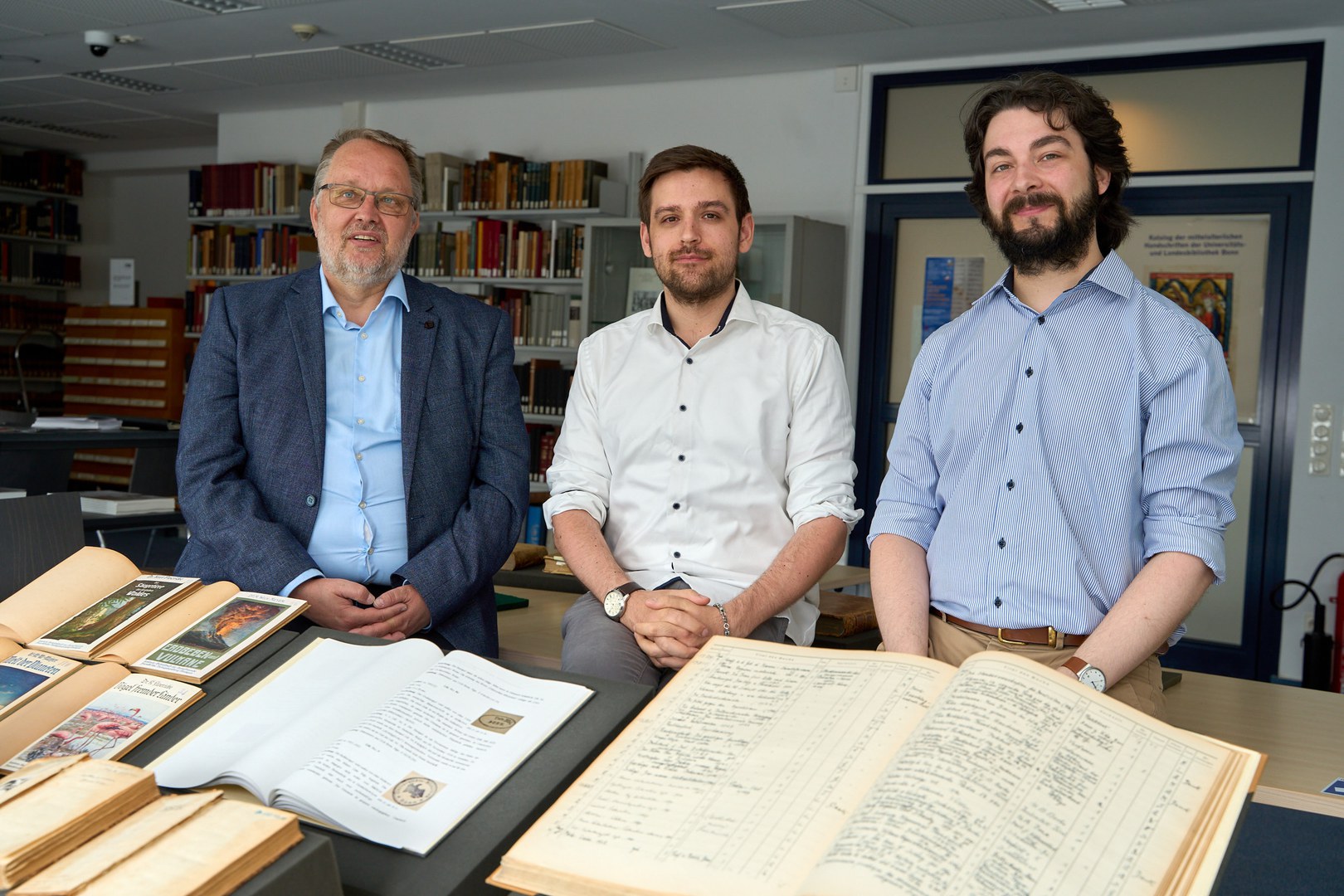 Auf der Spurensuche: Dr. Michael Herkenhoff, Philipp-Lukas Bohr und Tobias Jansen prüfen Bestände der ULB auf Restitutionsmöglichkeiten