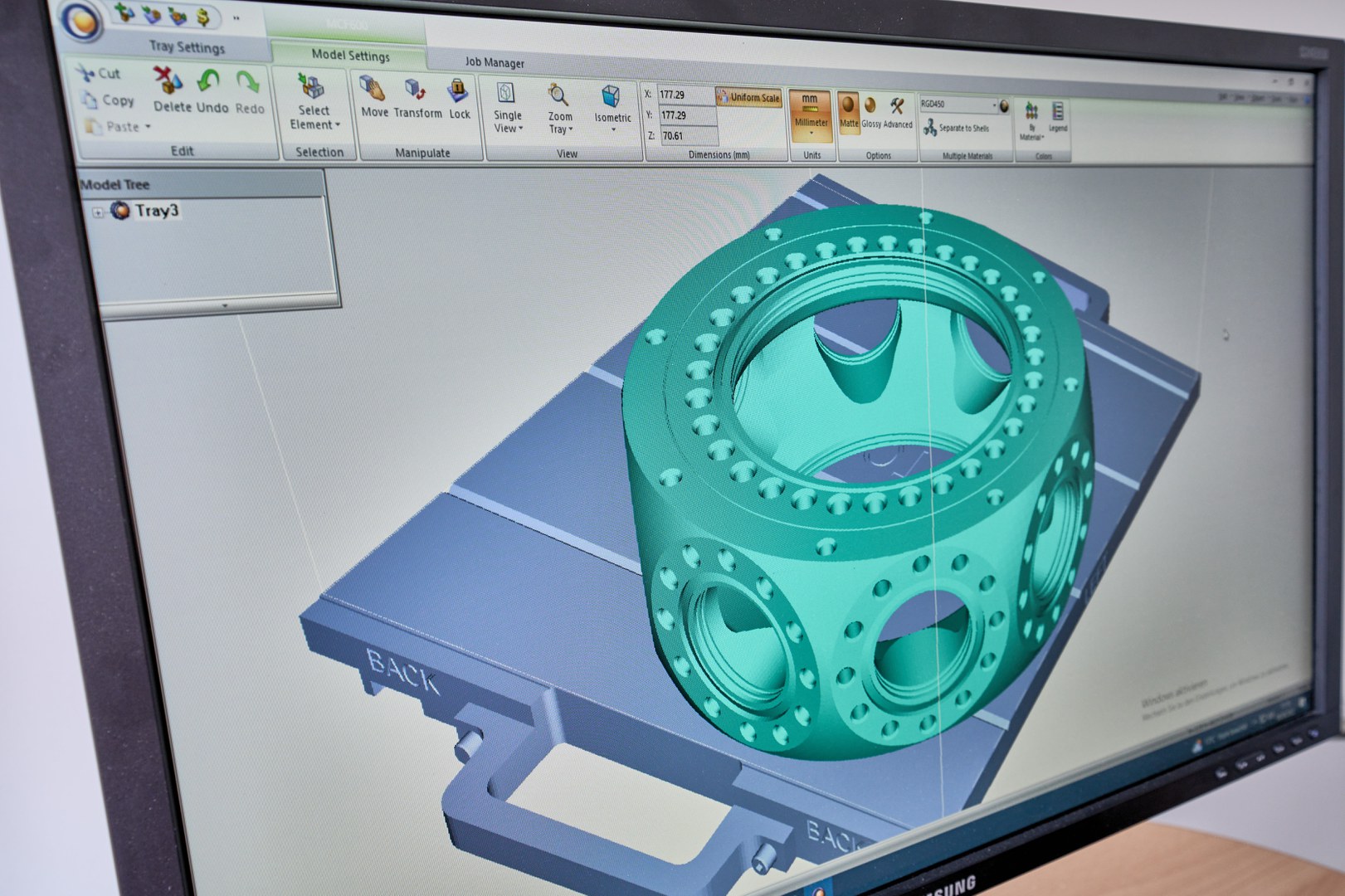 Die Feinwerkmechaniker stellen ein Spezialmodell im 3D Drucker her.