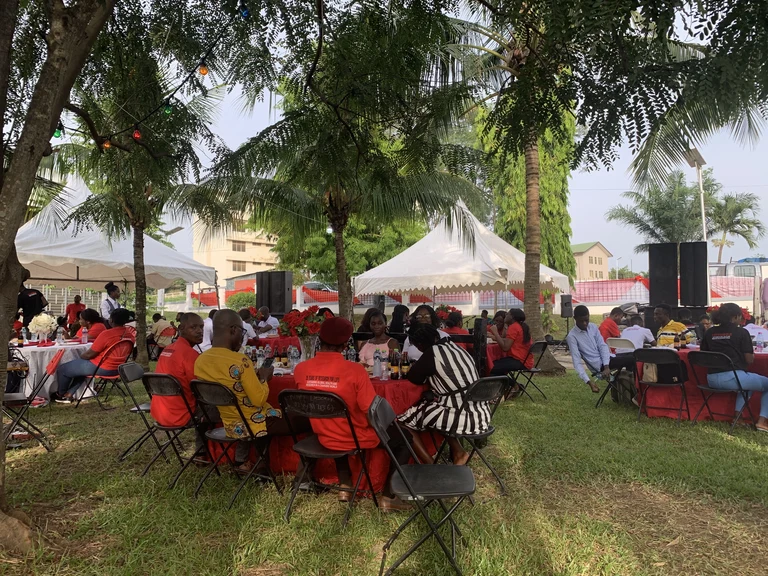 Beim Essen im Garten tauschten sich die Konferenzteilnehmenden aus.