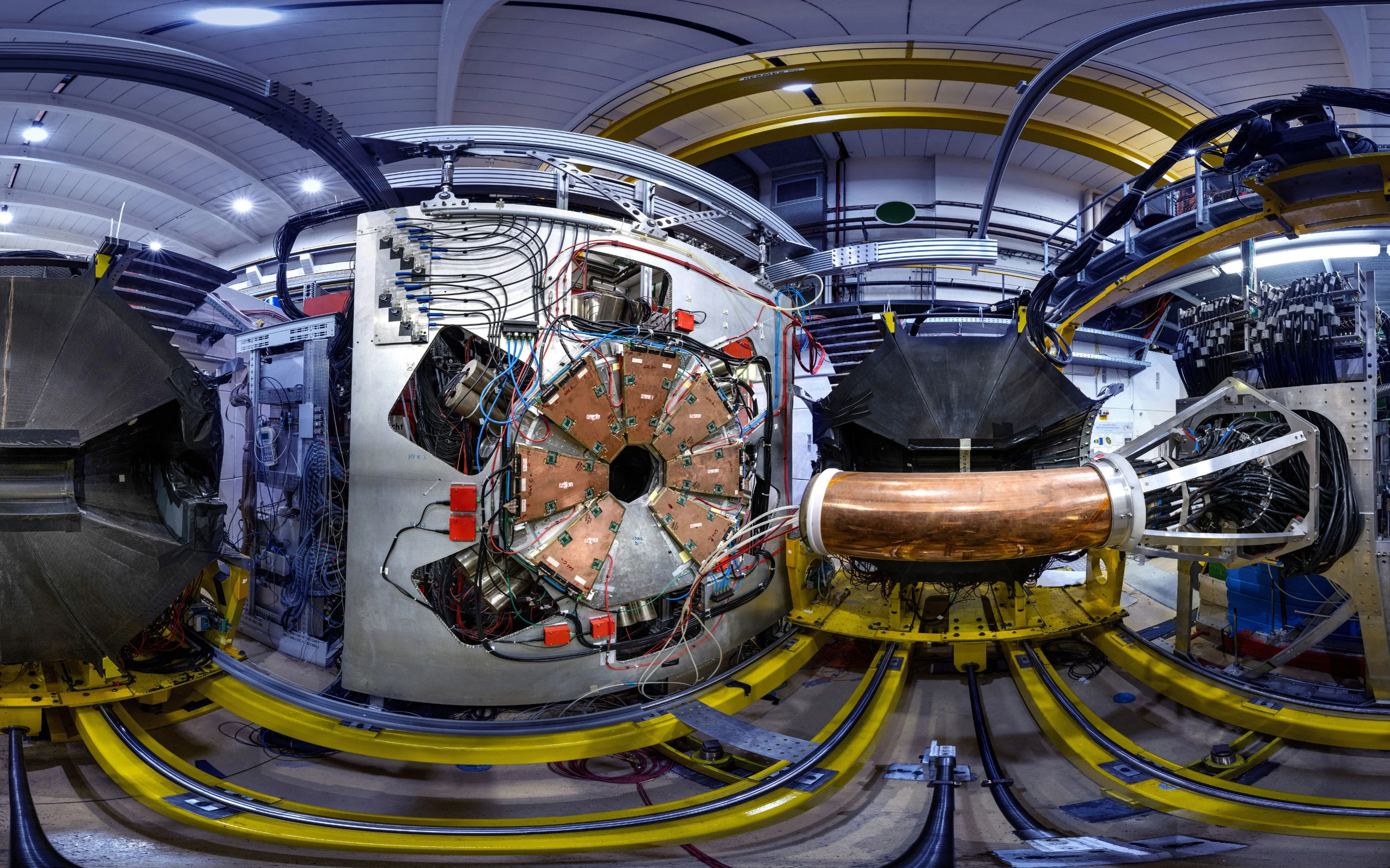 The members of Color meets Flavor observe the strong interaction on the University of Bonn’s ELSA particle accelerator. The image is taken from the 360-degree tour of the cluster and thus appears somewhat distorted. 