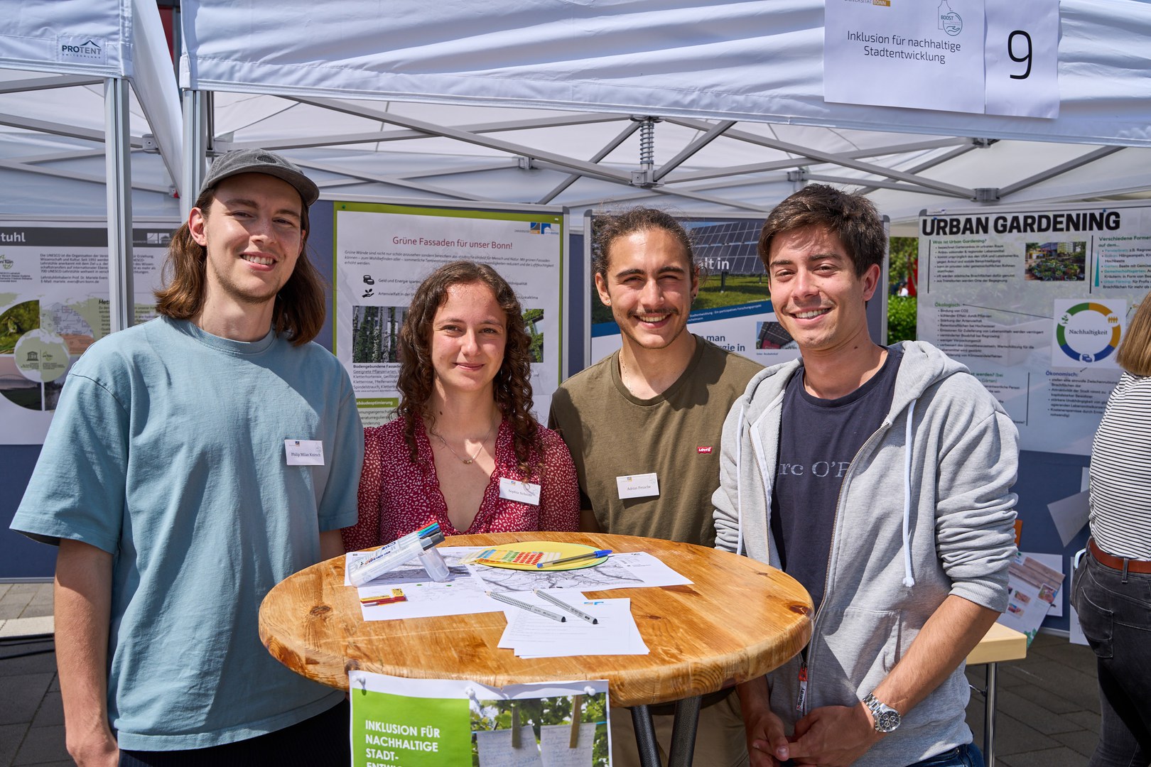 Die Geographie-Studierenden Philip, Sohia, Adiran und Tim (v.l.) - stellten ihr Seminarprojekt "Grüne Fassaden für unser Bonn" vor.