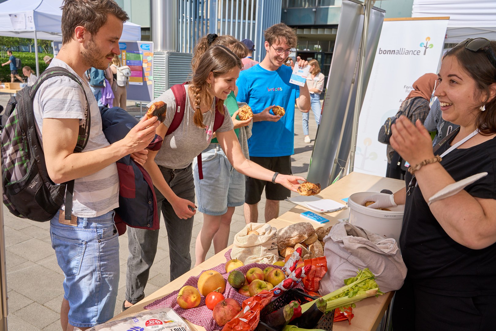 Kam gut an: foodsharing Bonn verteilte gerettete Lebensmittel - und gab gleichzeitig Praxistipps und Infos zum Thema "Lebensmittelverschwendung".