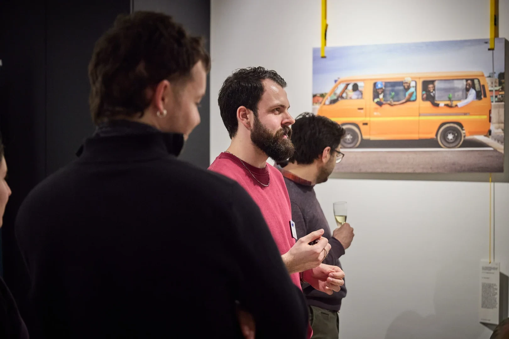 Anhand eindrucksvoller Fotografien rückt die Ausstellung das Thema des urbanen Wandels in den Mittelpunkt.